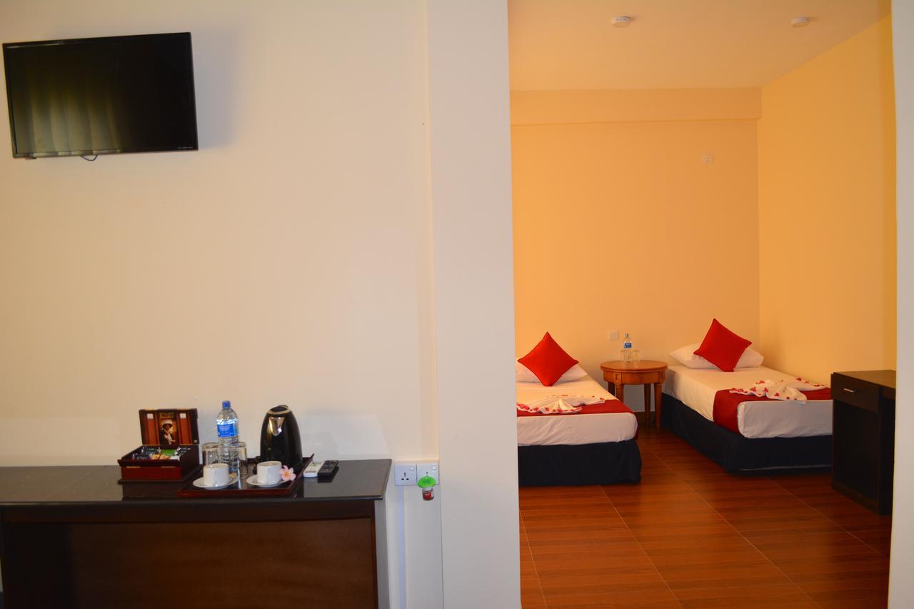Waves By Tranquil Hotel Negombo Buitenkant foto
