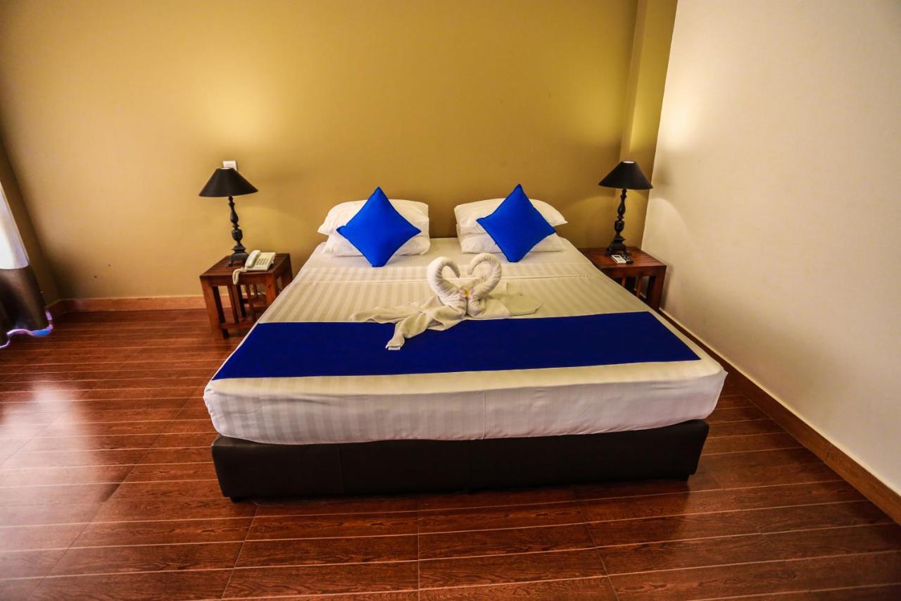Waves By Tranquil Hotel Negombo Buitenkant foto