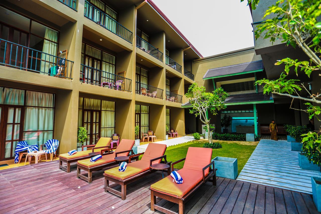Waves By Tranquil Hotel Negombo Buitenkant foto