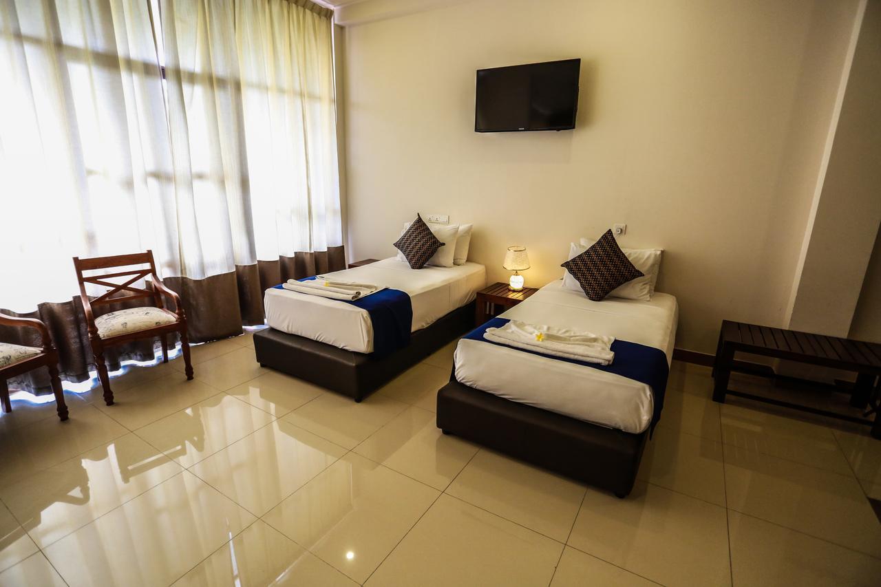Waves By Tranquil Hotel Negombo Buitenkant foto