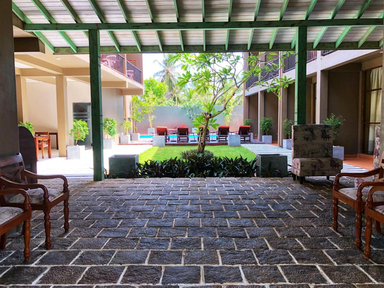 Waves By Tranquil Hotel Negombo Buitenkant foto